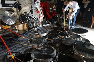 Frog King (Kwok Mang Ho) performance, Chancery Lane, Central, 1 December 2015