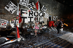 Frog King (Kwok Mang Ho) performance, Chancery Lane, Central, 1 December 2015