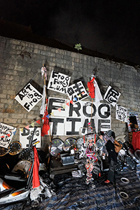 Frog King (Kwok Mang Ho) performance, Chancery Lane, Central, 1 December 2015
