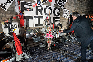 Frog King (Kwok Mang Ho) performance, Chancery Lane, Central, 1 December 2015