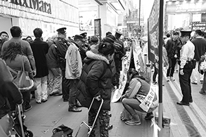 Police and Falun Gong demonstrators, Causeway Bay, 27 December 2015