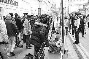 Police and Falun Gong demonstrators, Causeway Bay, 27 December 2015