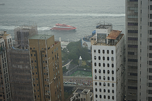 The Hong Kong Marathon in progress, Sheung Wan, 17 January 2016