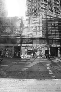 Street scene, Queen's Road Central, Sheung Wan, 7 February 2016