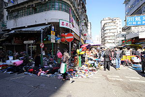 Street market at the junction of Yu Chau Street and Kweilin Street, Sham Shui Po, 8 February 2016