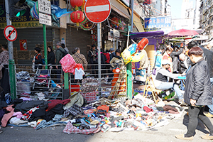 Street market at the junction of Yu Chau Street and Kweilin Street, Sham Shui Po, 8 February 2016