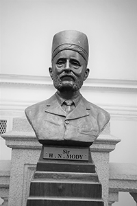 The bust of Sir H. N. Mody, Main Building, University of Hong Kong, Pokfulam, 2 February 2016