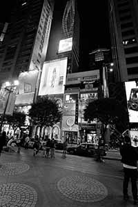 Street scene at night, Russell Street, Causeway Bay, 22 April 2016
