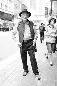 Artist Robert O'Brien, Des Voeux Road Central, 29 April 2016