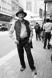 Artist Robert O'Brien, Des Voeux Road Central, 29 April 2016