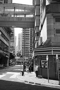 Street scene at the junction of Ko Shing Street and Queen Street, Sheung Wan, 22 May 2016