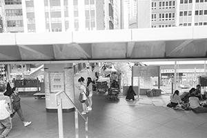 Overhead walkway from Sheung Wan to Central, near Exchange Square, 22 May 2016
