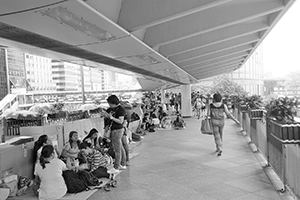 Overhead walkway from Sheung Wan to Central, near Exchange Square, 22 May 2016