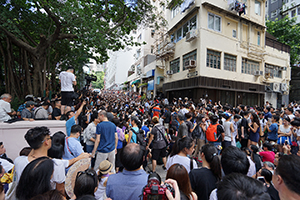 Free outdoor music performance by singer Denise Ho, Po Hing Fong, Tai Ping Shan, 19 June 2016