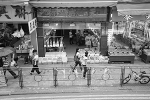 Dried food shops on Des Voeux Road West, Sheung Wan, 25 August 2016