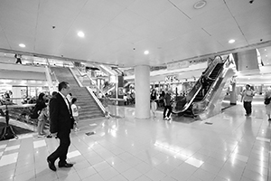 People in shopping mall, Shun Tak Centre, Sheung Wan, 16 August 2016