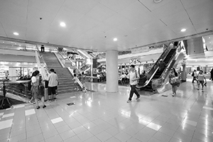 People in shopping mall, Shun Tak Centre, Sheung Wan, 16 August 2016