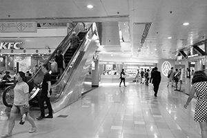 People in shopping mall, Shun Tak Centre, Sheung Wan, 16 August 2016