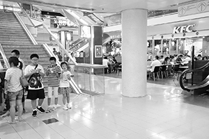 People in shopping mall, Shun Tak Centre, Sheung Wan, 16 August 2016