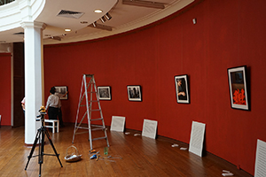 Hanging David Clarke's photographs for the exhibition 'Interruptions', University Museum and Art Gallery, HKU, 12 September 2016