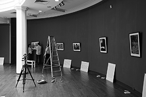 Hanging David Clarke's photographs for the exhibition 'Interruptions', University Museum and Art Gallery, HKU, 12 September 2016