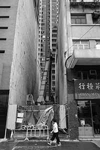 Narrow construction site on Connaught Road West, Sheung Wan, 4 September 2016