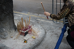 Placing incense in front of a tree near the Tin Hau temple, Sham Shui Po, 28 January 2017