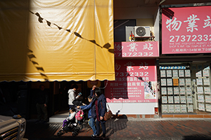 Light and shadow, Temple Street, Yau Ma Tei, 20 December 2017