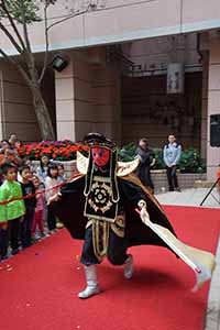 A face-changing ('Bian Lian') performance for Chinese New Year, Queen's Terrace, Queen Street, Sheung Wan, 6 February 2019