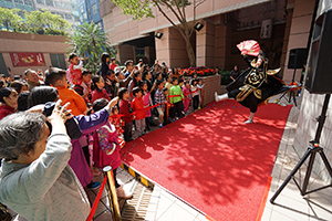 A face-changing ('Bian Lian') performance for Chinese New Year, Queen's Terrace, Queen Street, Sheung Wan, 6 February 2019