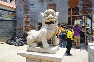 Stone lion outside the Pak Tai Temple, Cheung Chau, 12 May 2019