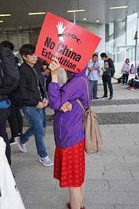 Protester with a sign, in the area outside the Legislative Council entrance, Admiralty, 4 May 2019