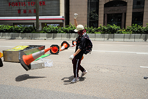 Protesters constructing a roadblock on Gloucester Road, Wanchai, 21 June 2019