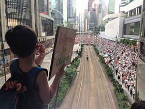 Anti-extradition bill crowds marching on Queensway, 9 June 2019