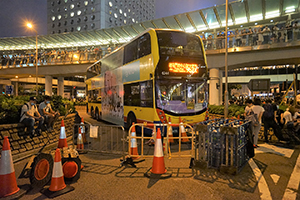 Bus marooned on Connaught Road Central due to street occupation by protesters, 12 June 2019