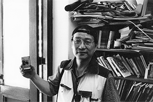 Artist Kwok Mang Ho visiting the University of Hong Kong, 31 July 2001