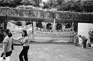 Banners regarding right of abode, Chater Garden, Central, 5 April 2002