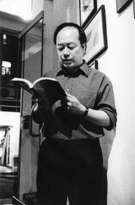 P.K. Leung reading his poetry at the John Batten Gallery, Peel Street, 29 May 2002