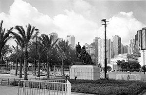 Queen Victoria Statue, returned following renovation of Victoria Park, 5 May 2002