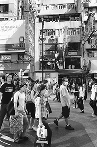 Street scene, Causeway Bay, towards end of the SARS period, 11 May 2003