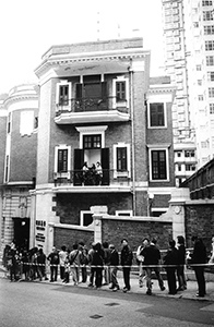 Line of open day visitors outside an old building at 7 Castle Road, Mid-levels, 27 March 2004