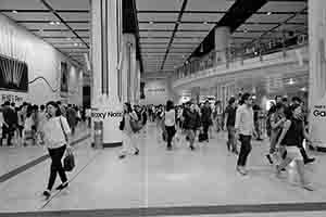 Passage between Central and Hong Kong MTR stations, 30 September 2016