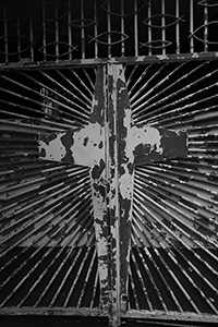 Cross on a gate, Aberdeen, 10 October 2016