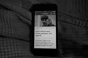 News on a mobile phone concerning the death of Cuba's former president Fidel Castro, Sheung Wan, 26 November 2016