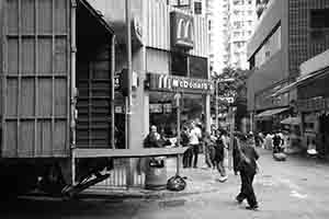 Street scene, Queen's Road West, Sai Ying Pun, 2 December 2016
