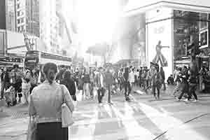 Street scene, Hennessy Road, Causeway Bay, 18 December 2016