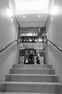 Street scene, Des Voeux Road Central, Central, 19 December 2016