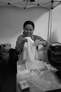 Making Dragon's beard candy at the Sam Tung Uk Museum, Tsuen Wan, on the occasion of Jaffa Lam's Hi! Houses exhibition, 21 January 2017