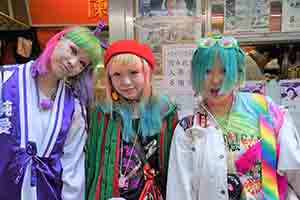 Young tourists from Guangdong, outside Lan Fong Yuen on Gage Street, Central, 18 February 2017