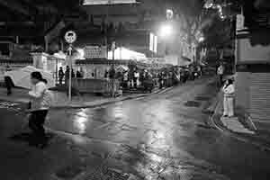 People lining up outside Man Mo Temple, Hollywood Road, Central, 21 February 2017